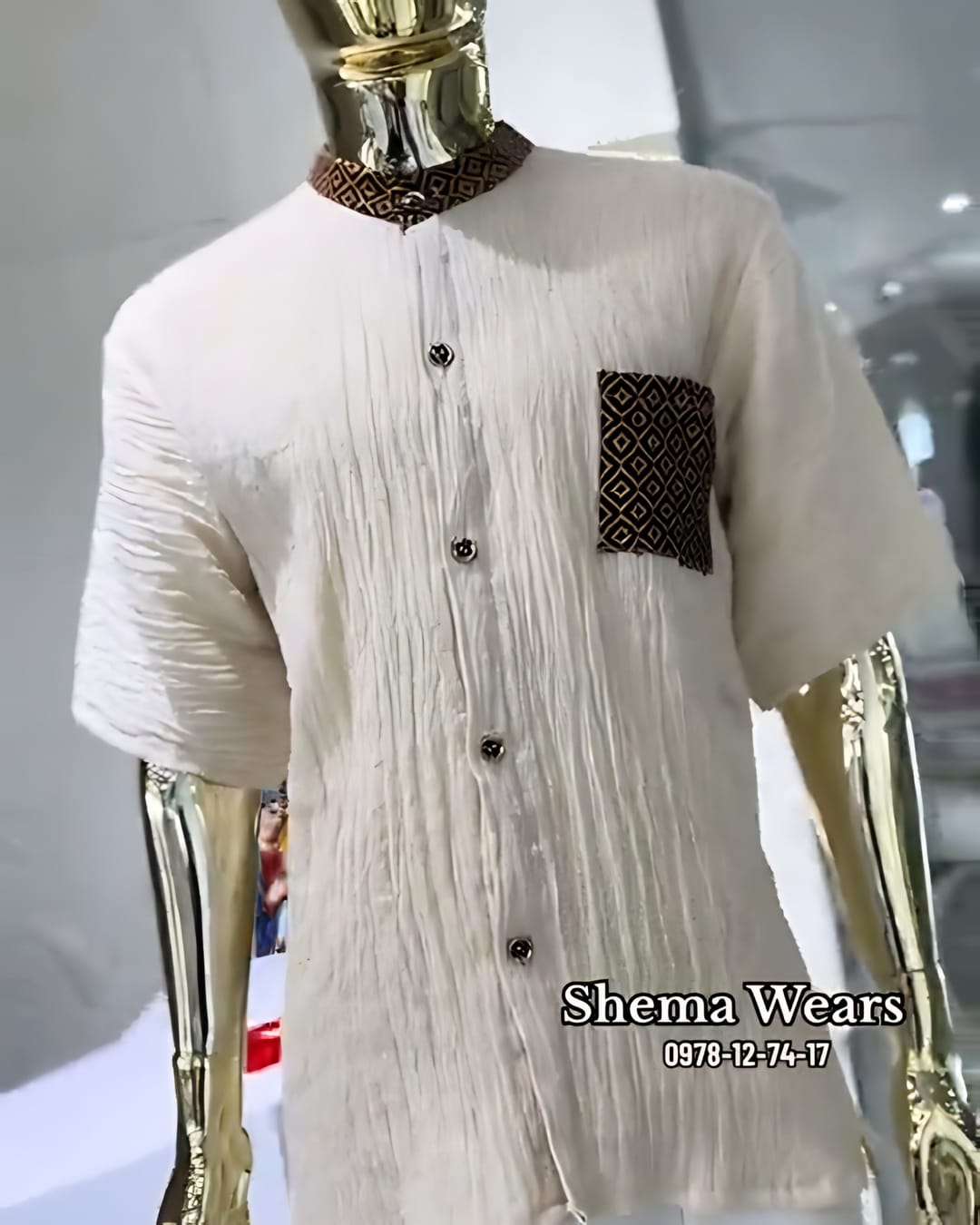 የጥበብ ኮሌታና የደረት ኪስ ያለው ሽመናው የሚታይ ነጭ የወንዶች የሸማ ሸሚዝ